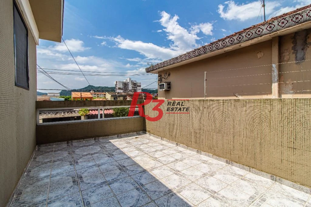 Sobrado com 4 dormitórios à venda na Vila Cascatinha.