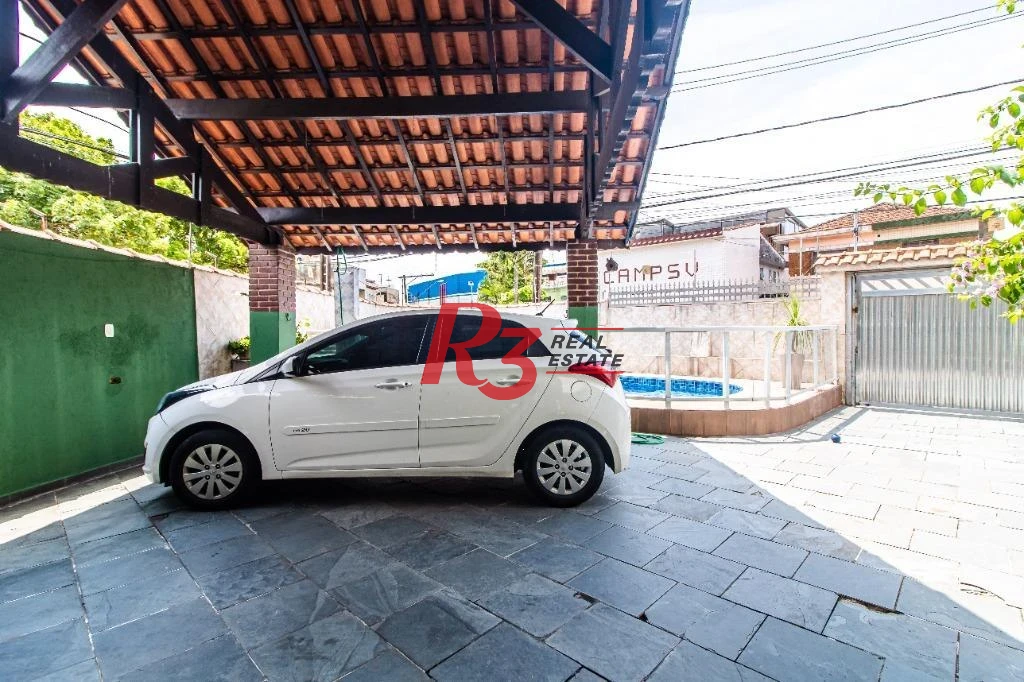 Sobrado com 4 dormitórios à venda na Vila Cascatinha.