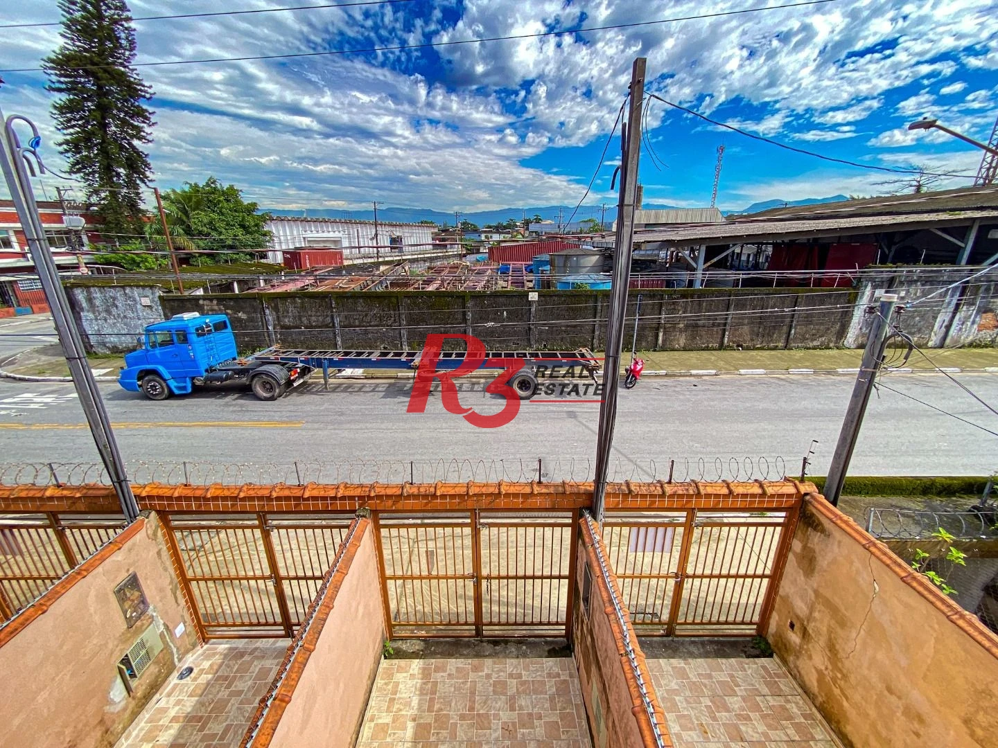 Casa sobreposta alta com 2 dormitórios à venda, 60 m² - Chico de Paula - Santos/SP