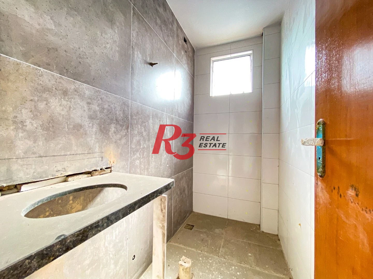Casa sobreposta alta com 2 dormitórios à venda, 60 m² - Chico de Paula - Santos/SP