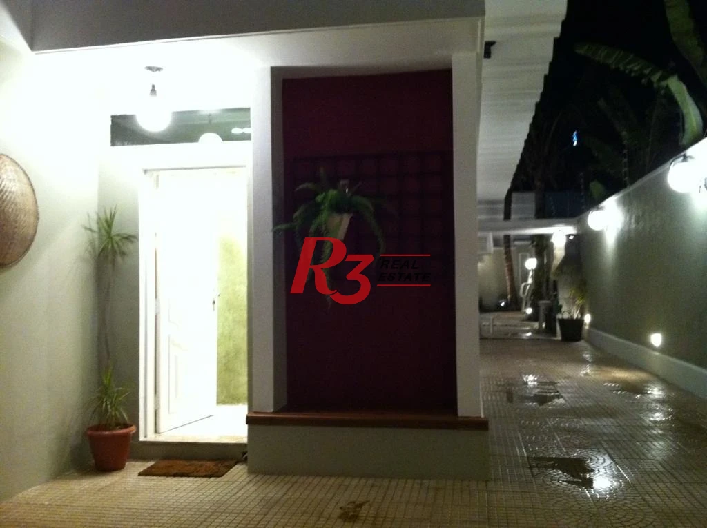 Casa com 4 dormitórios à venda, 250 m²