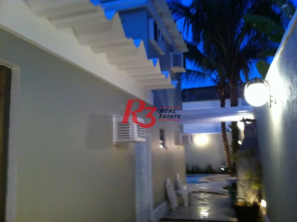Casa com 4 dormitórios à venda, 250 m²