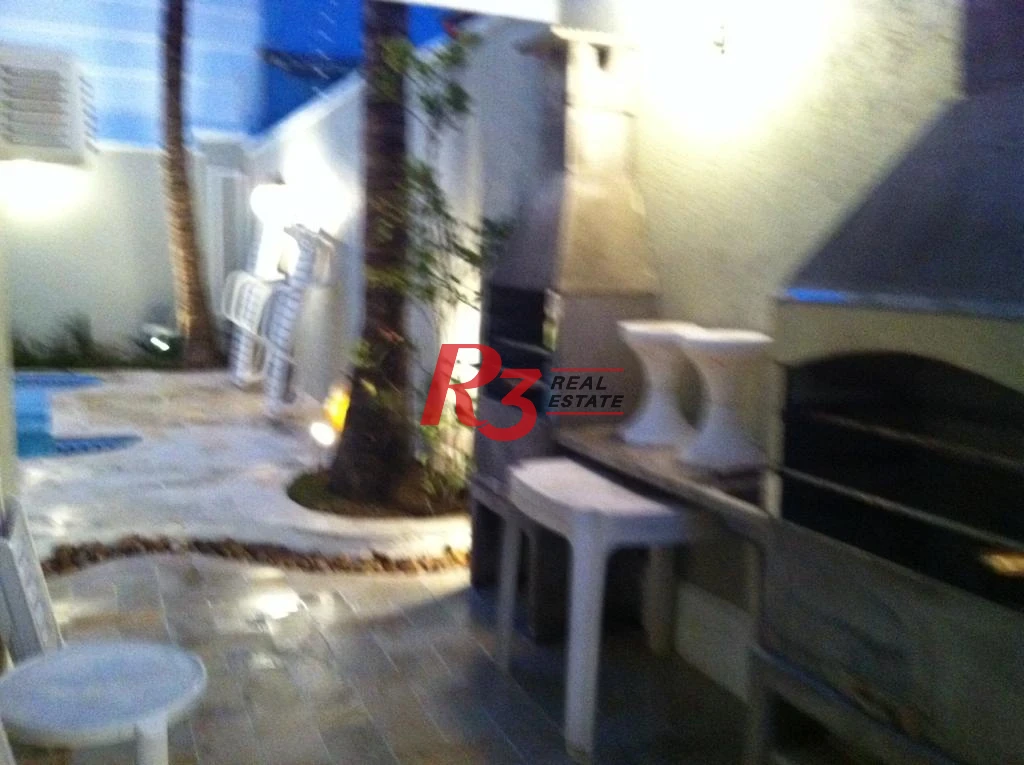 Casa com 4 dormitórios à venda, 250 m²