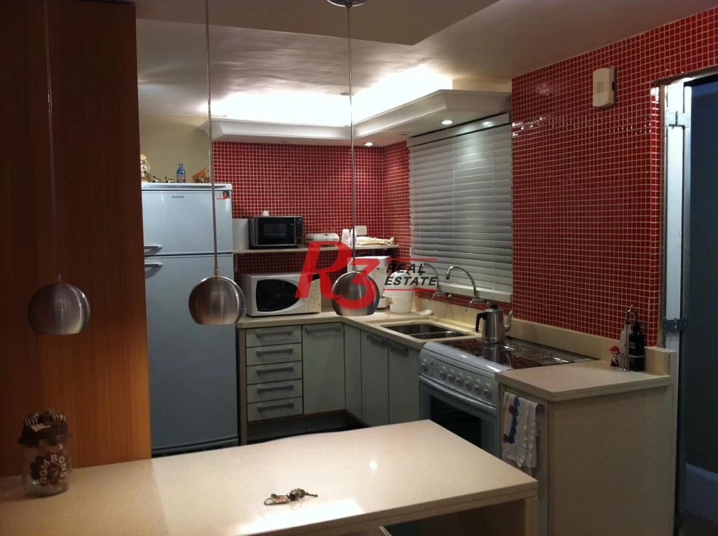 Casa com 4 dormitórios à venda, 250 m²