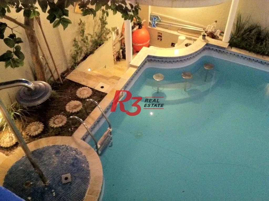 Casa com 4 dormitórios à venda, 250 m²