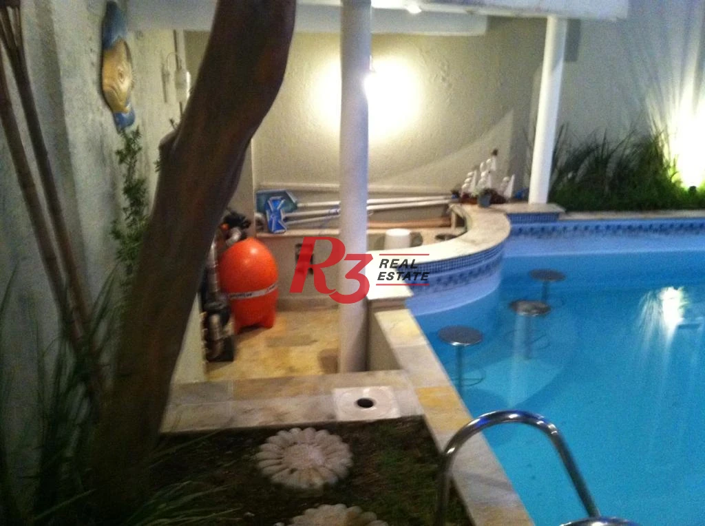 Casa com 4 dormitórios à venda, 250 m²
