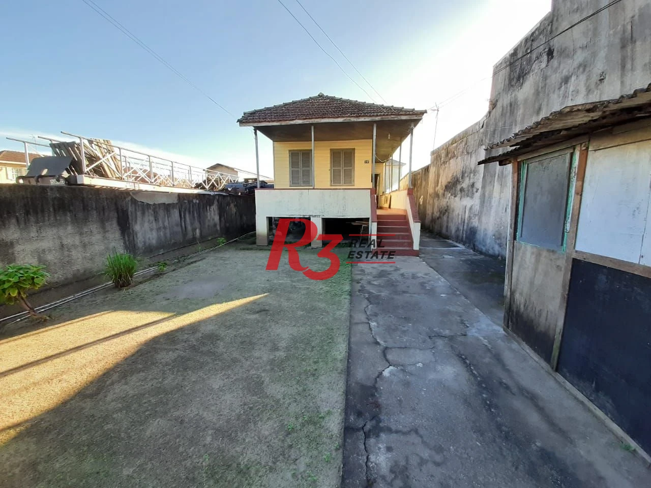 Terreno à venda no Macuco em Santos, 476 m², edícula completa ao fundo