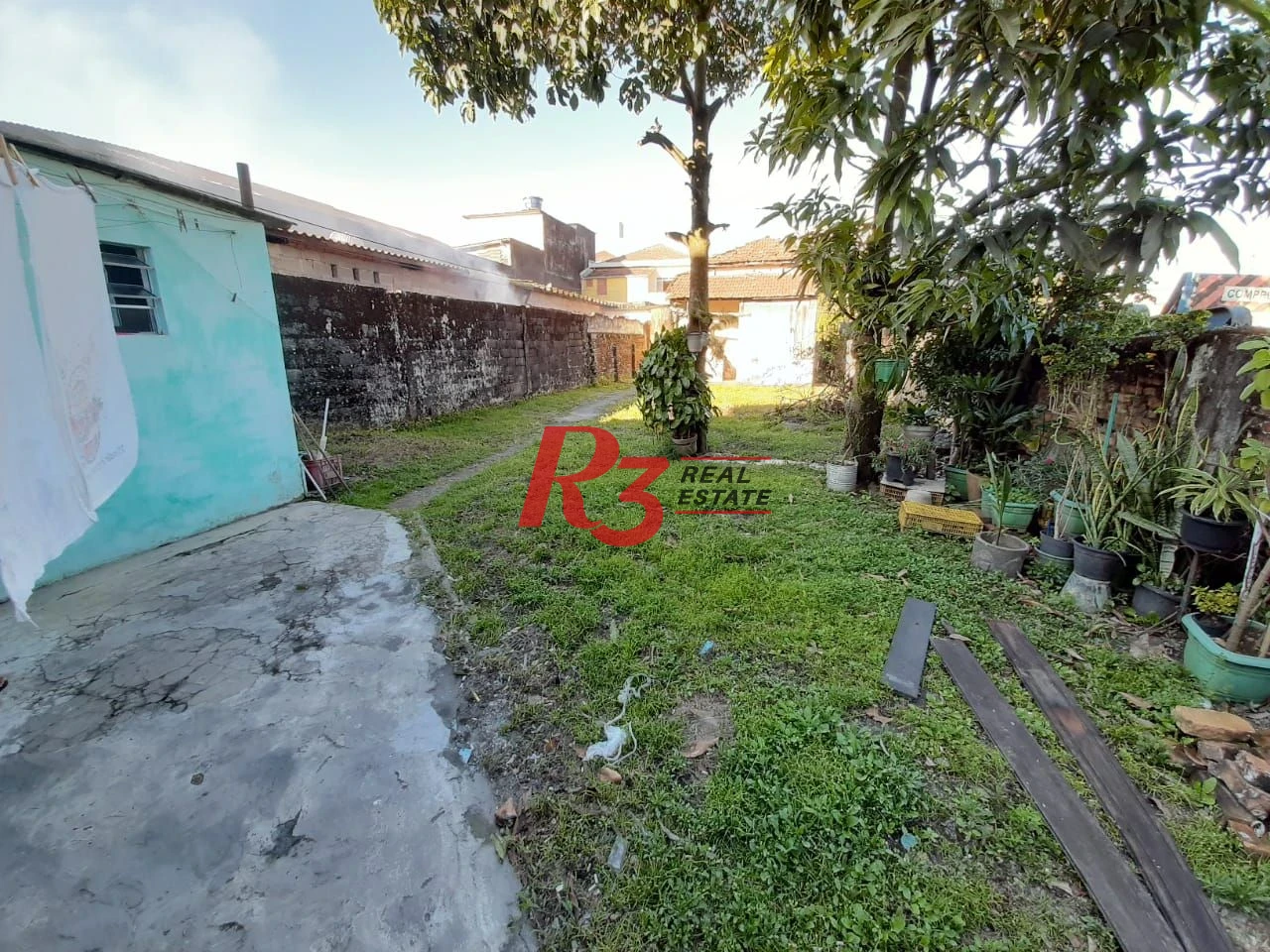 Terreno à venda no Macuco em Santos, 476 m², edícula completa ao fundo