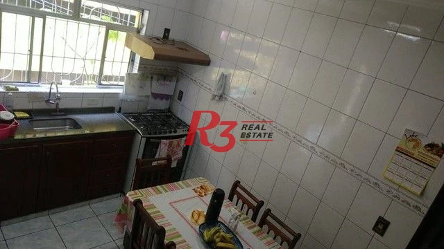Sobrado com 5 dormitórios e piscina a venda em São Vicente.