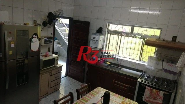 Sobrado com 5 dormitórios e piscina a venda em São Vicente.