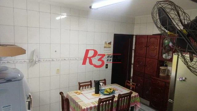 Sobrado com 5 dormitórios e piscina a venda em São Vicente.