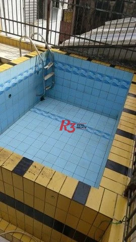 Sobrado com 5 dormitórios e piscina a venda em São Vicente.