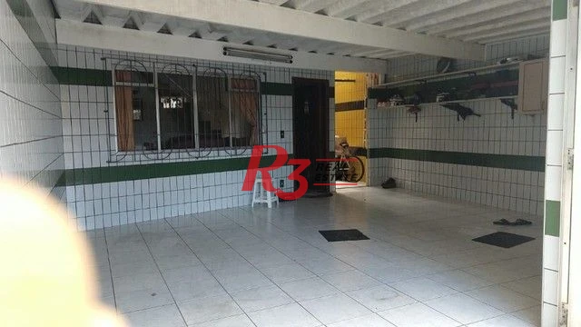 Sobrado com 5 dormitórios e piscina a venda em São Vicente.