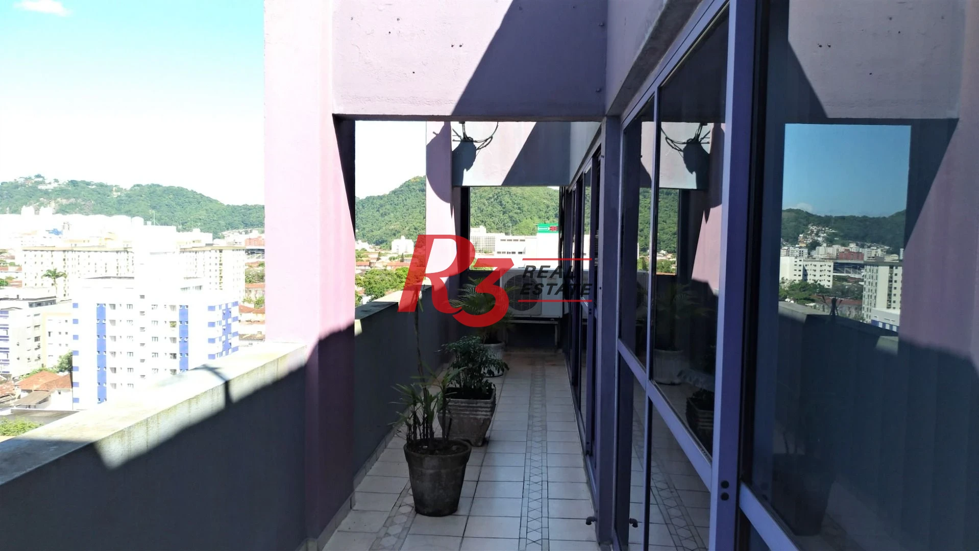 Conjunto comercial duplex a venda em Santos, na Avenida Dona Ana Costa.