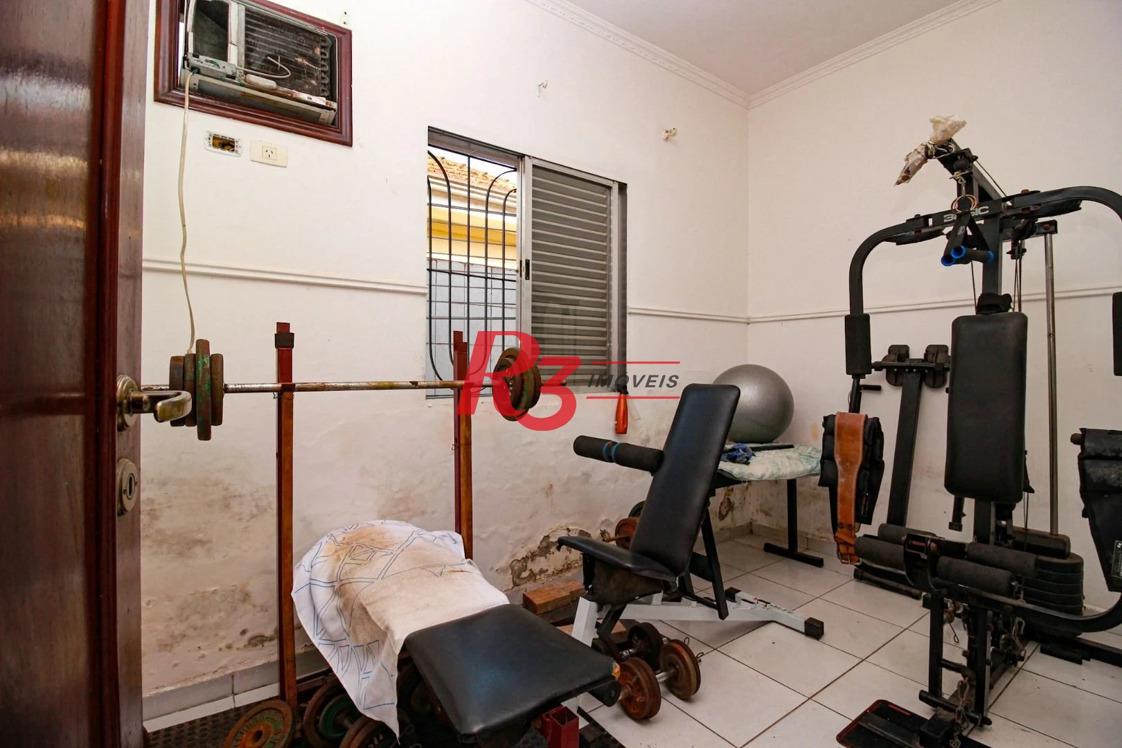 Excelente casa de 3 dormitórios à venda no Bom Retiro em Santos.