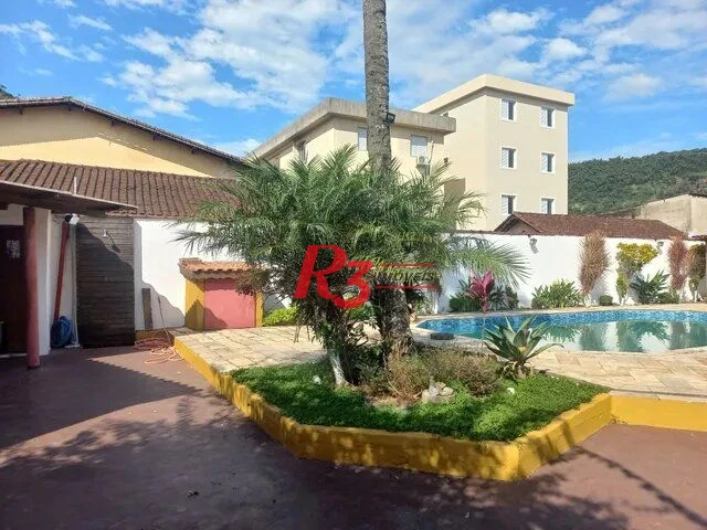 Casa à venda na Vila Voturuá em São Vicente.