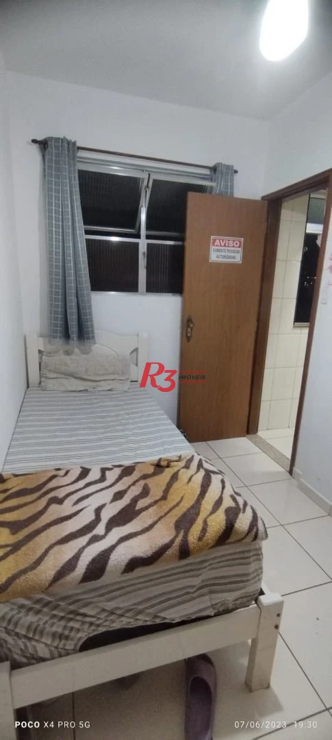 Apartamento 2 dormitórios, mais dependência completa a 2 guadras da praia.
