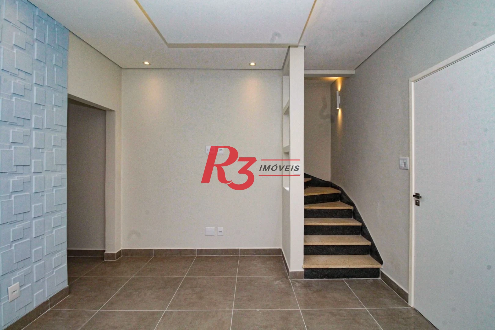 Sobrado com 2 dormitórios à venda, 140 m² por R$ 699.500,00 - Marapé - Santos/SP