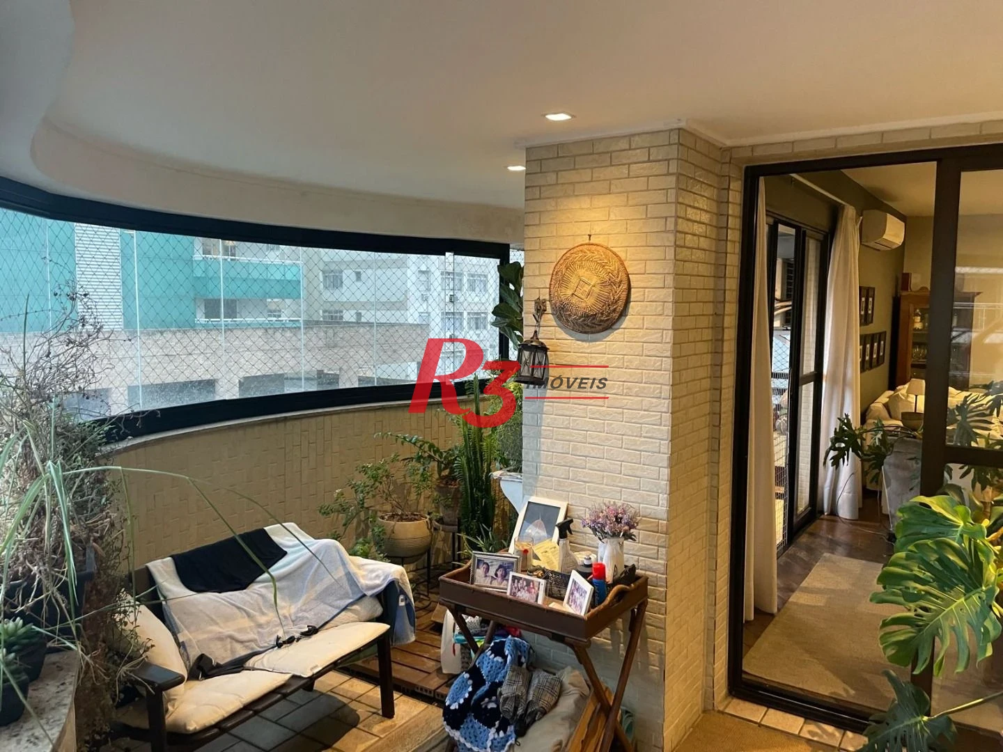 Apartamento á venda  3 dormitórios 2 Vgs Boqueirão Santos