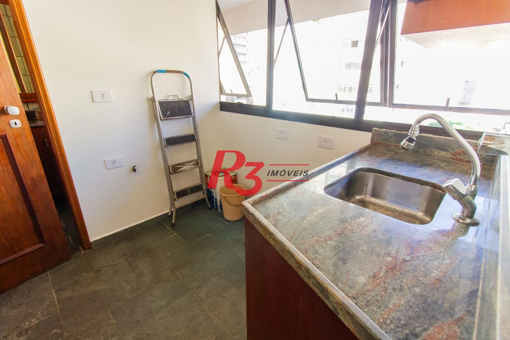 Conjunto para alugar, 70 m² por R$ 4.251,00/mês - Gonzaga - Santos/SP