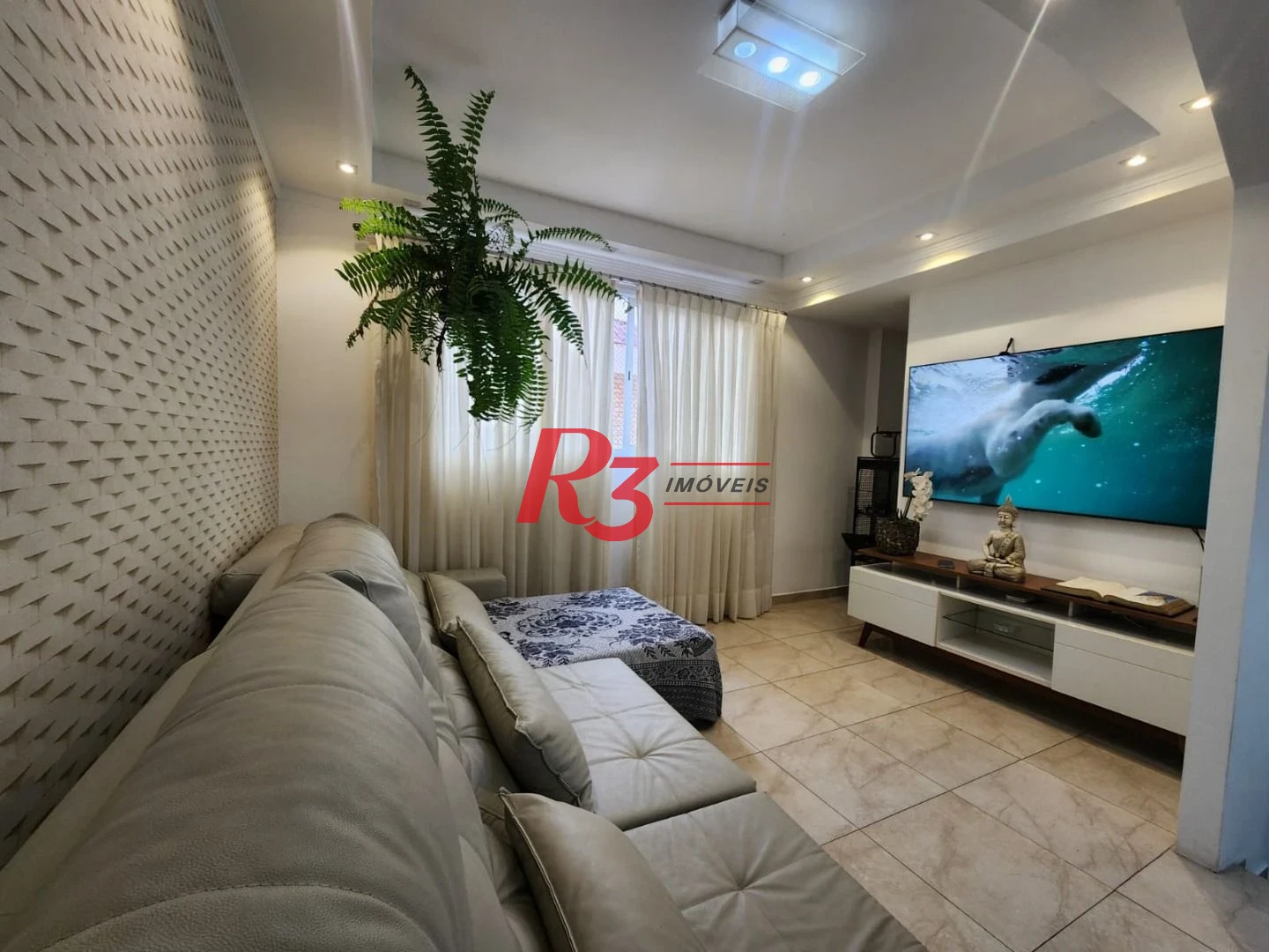 Linda casa mobiliada em Vilaggio, 2 suítes, garagem fechada, churrasqueira individual, piscina e salão de festas.