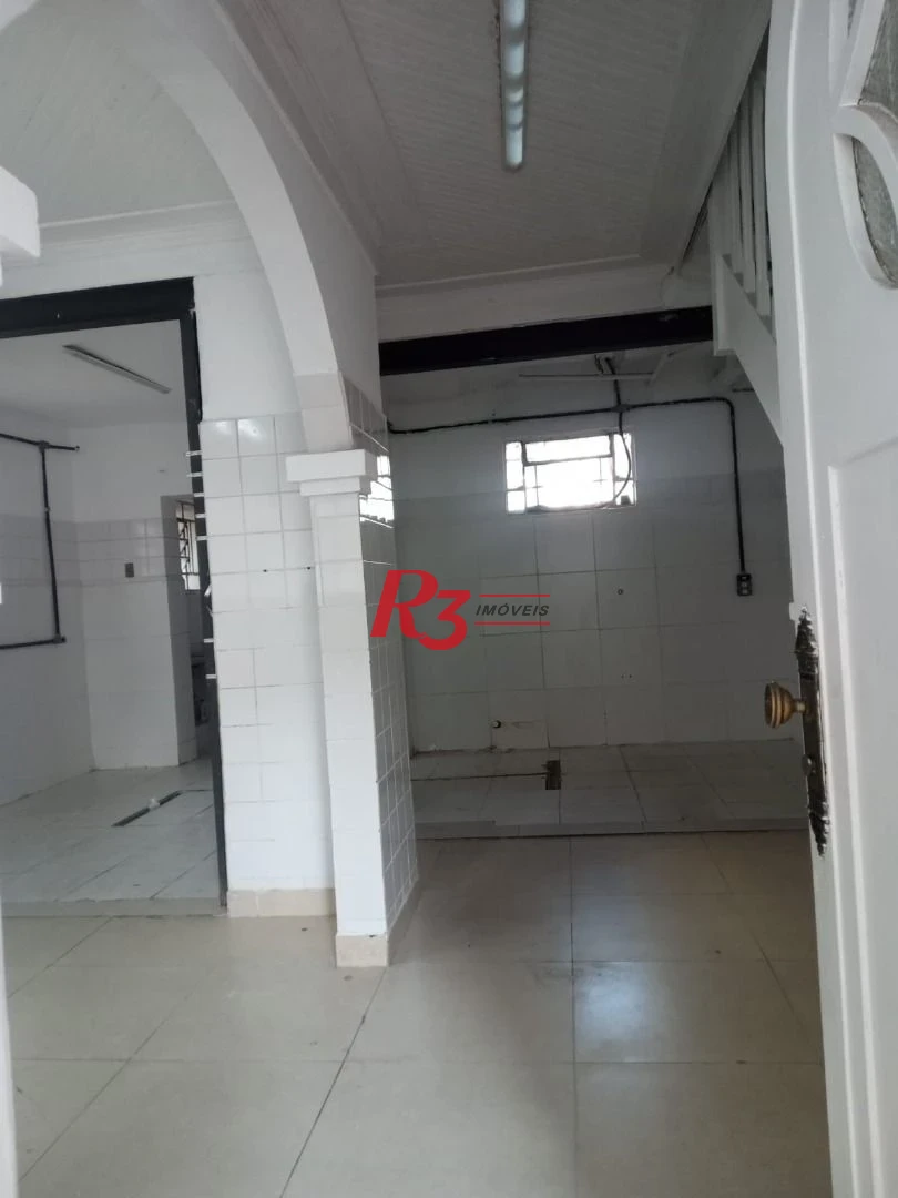 Amplo sobrado para locação no Campo Grande, 3 quartos, 2 vagas, 185 m² , condição especial, 500 metros da orla!!!