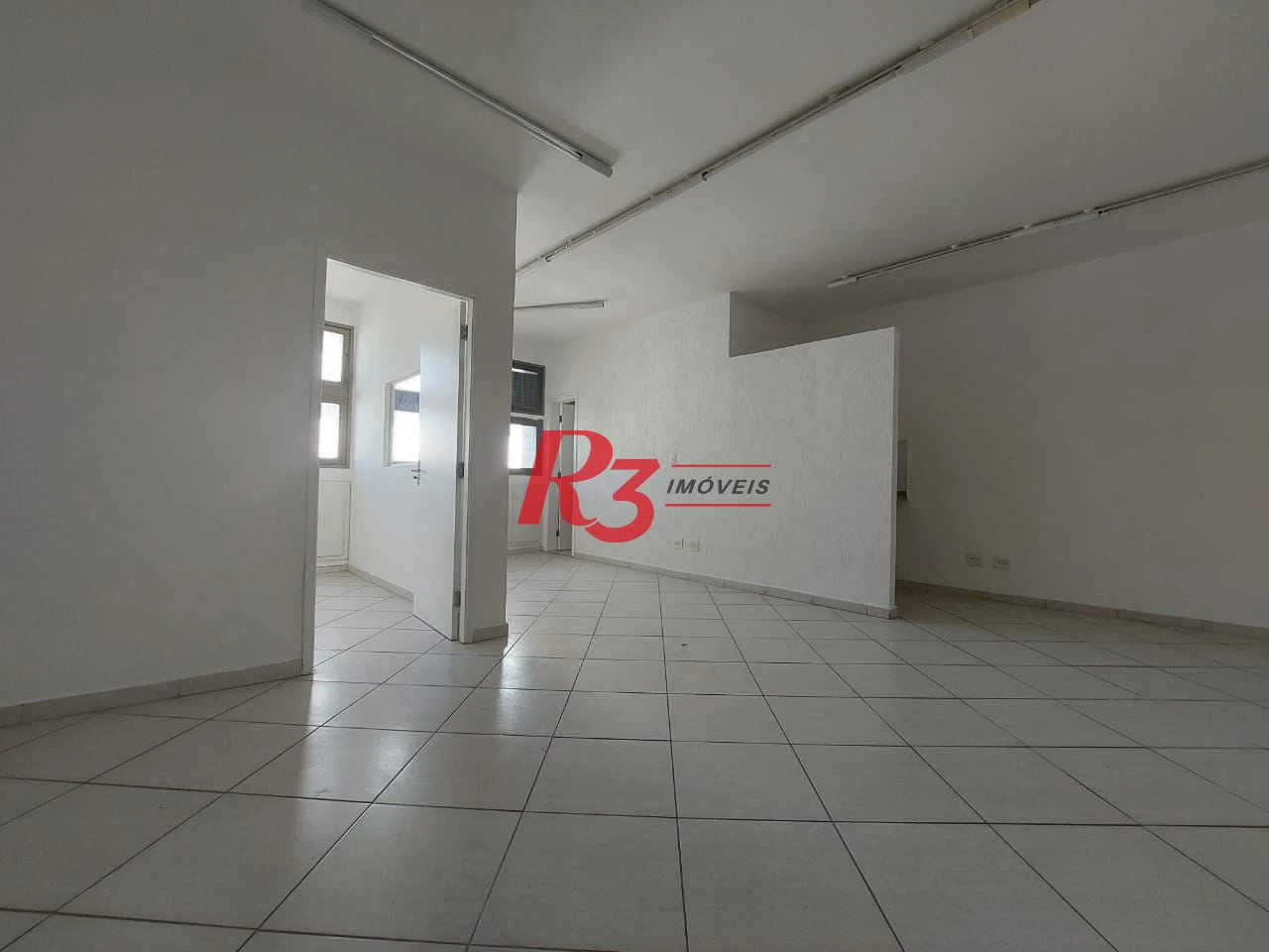 Sala comercial para locação, com 57 m², 1 vaga.