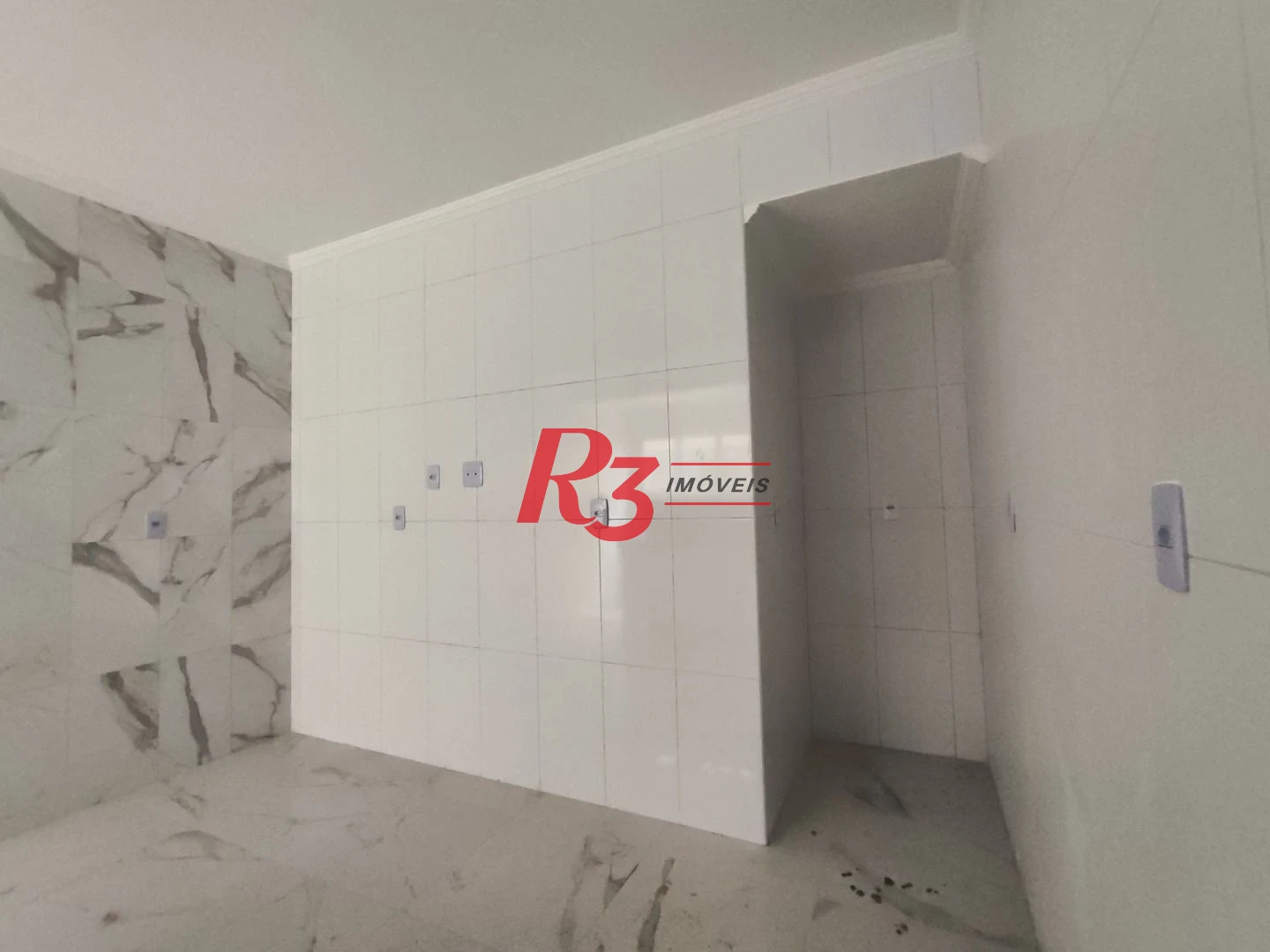 SOBREPOSTA  ALTA FUNDOS com 3 SUÍTES, VARANDA GOURMET COBERTA E DESCOBERTA, 2 VAGAS à venda, 164 m² por R$ 950.000 - Ponta da Praia - Santos/SP