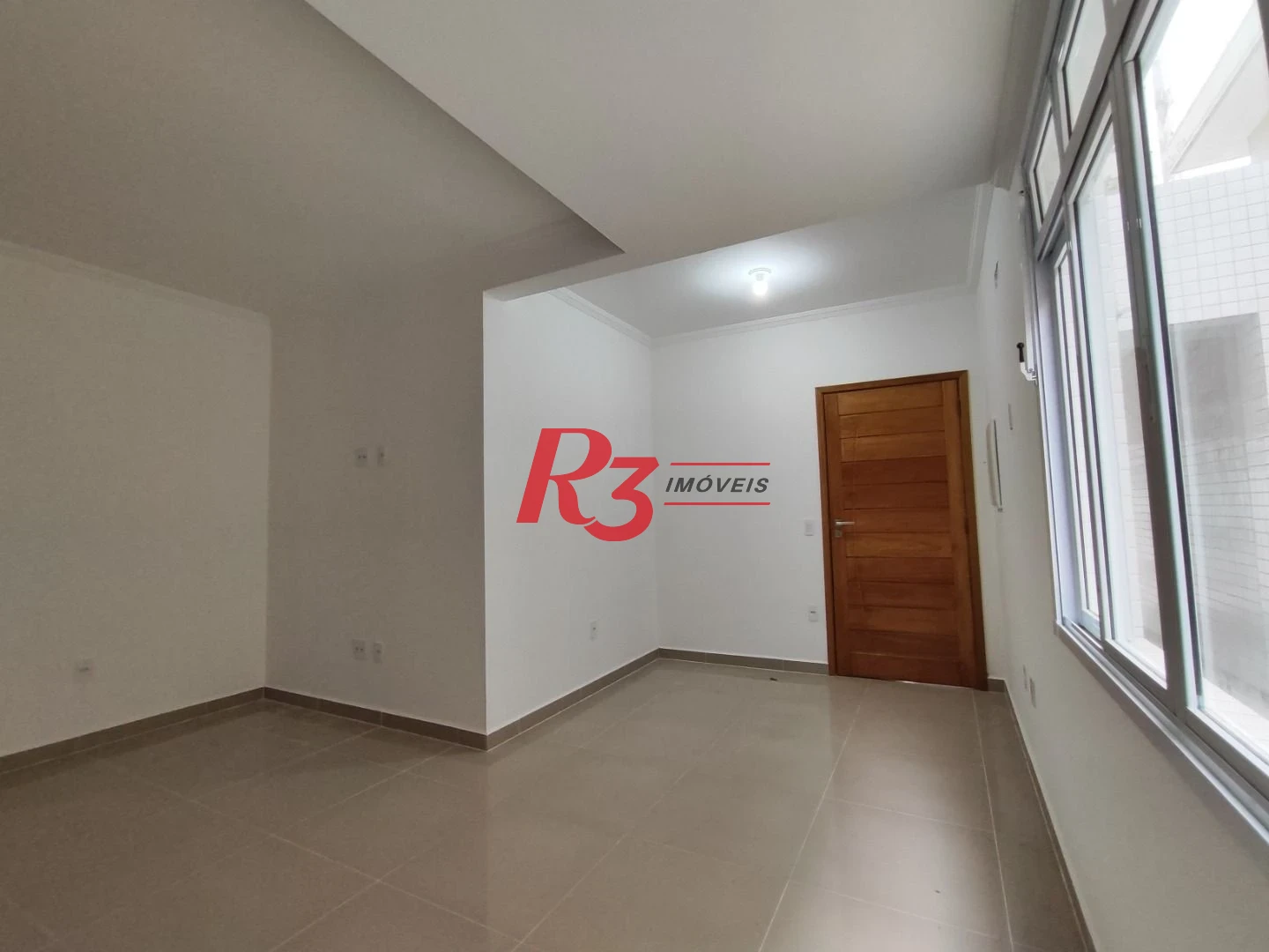 SOBREPOSTA TÉRREA ISOLADA QUINTAL  com 3 SUÍTES, 2 VAGAS à venda, 123 m² por R$ 950.000 - Ponta da Praia - Santos/SP