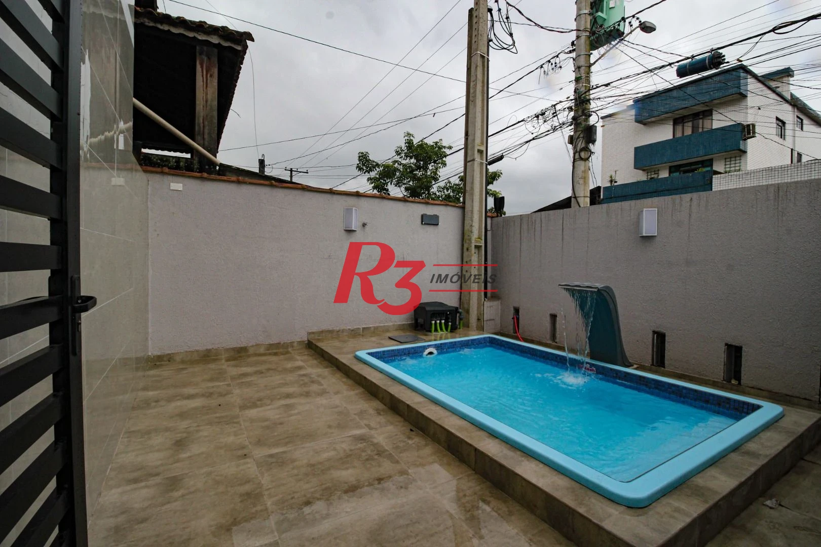Sobrado triplex  à venda  em villagio no bairro do Macuco. 94 m², 2 suítes, vaga para carro e moto e espaço com churrasqueira!