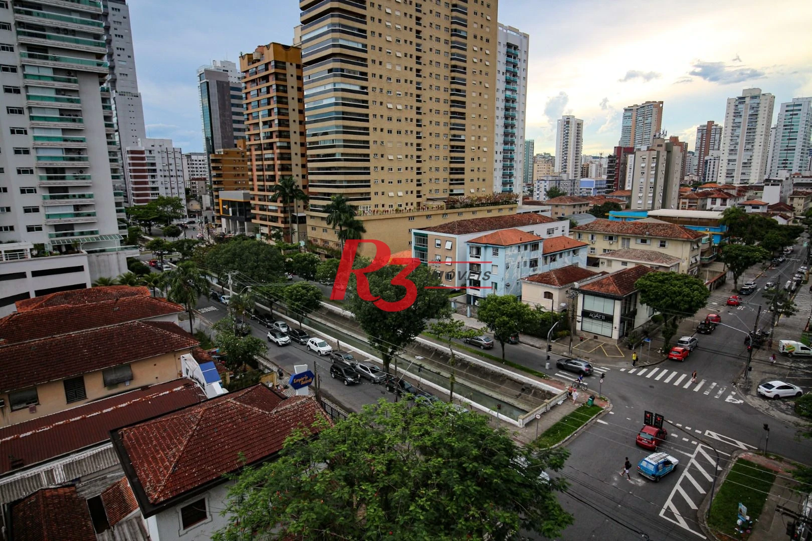 EXECLENTE APARTAMENTO NA APARECIDA, ÓTIMA LOCALIZAÇÃO, DIFERENCIADO COM DOUBLE SUÍTE NO QUARTO CASAL, VARANDA E PLANEJADOS