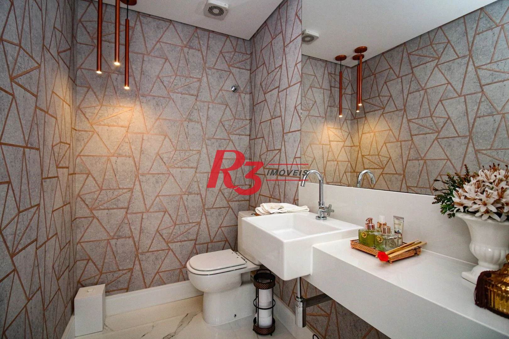 EXECLENTE APARTAMENTO NA APARECIDA, ÓTIMA LOCALIZAÇÃO, DIFERENCIADO COM DOUBLE SUÍTE NO QUARTO CASAL, VARANDA E PLANEJADOS