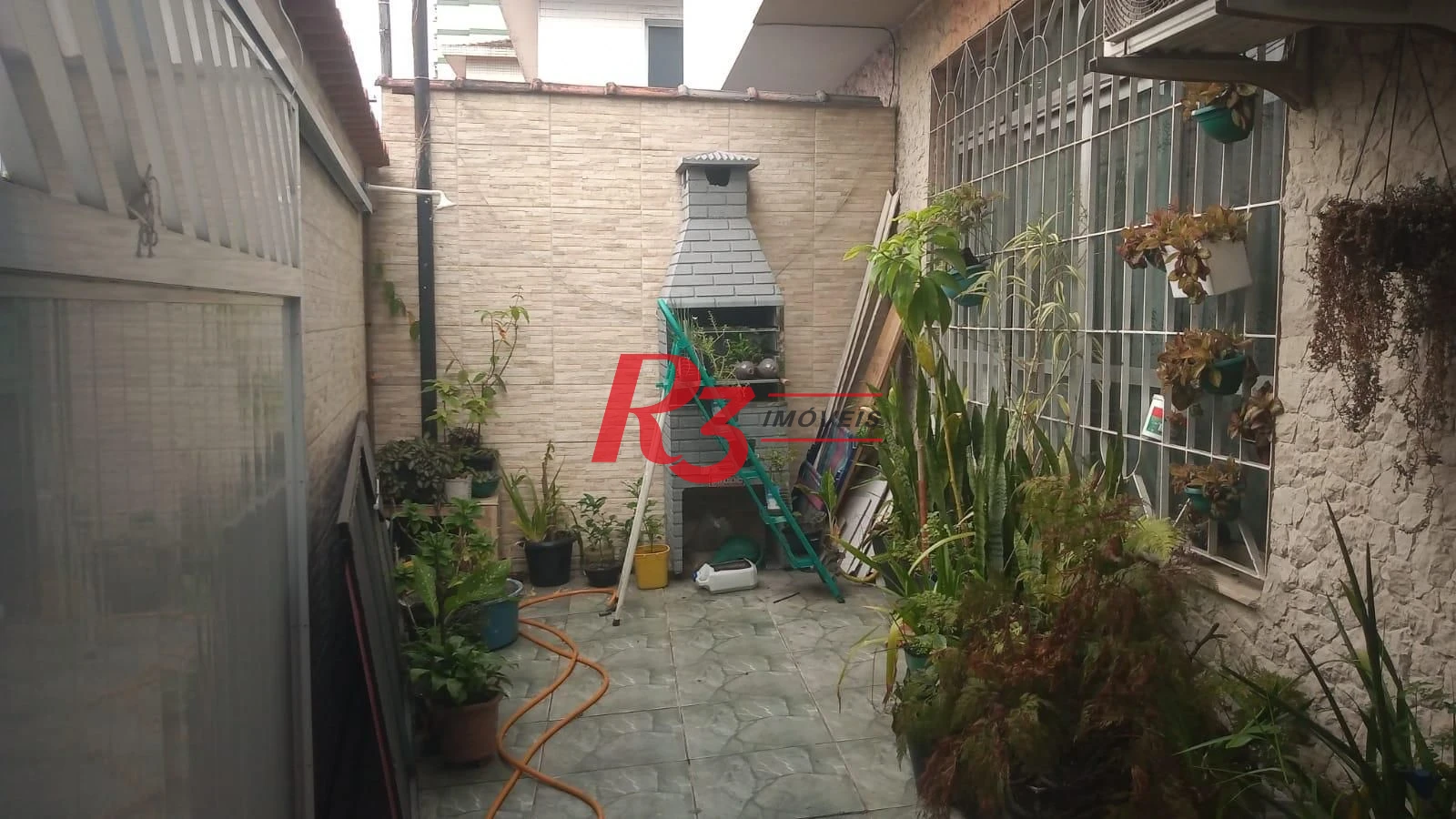 Linda casa localizada no coração de São Vicente, próxima à Estação do VLT Antônio Emmerick e ao lado do Parque Bitaru. Ideal para quem aprecia pratici