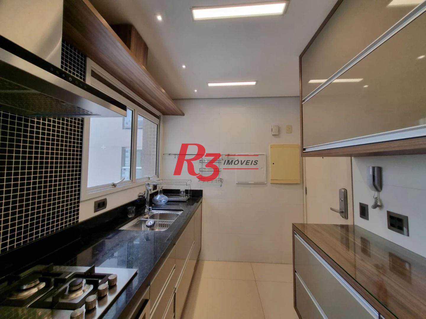 Excelente apartamento para locação mobiliado e decorado, 2 vagas,  em Santos, na quadra da praia, com 3 quartos, sacada gourmet e lazer completo!!