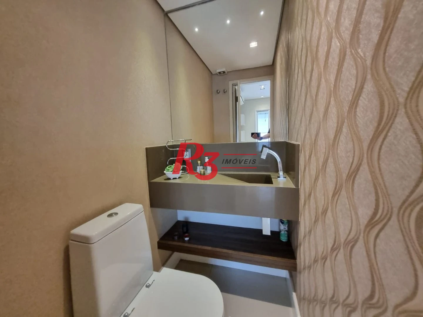 Excelente apartamento para locação mobiliado e decorado, 2 vagas,  em Santos, na quadra da praia, com 3 quartos, sacada gourmet e lazer completo!!