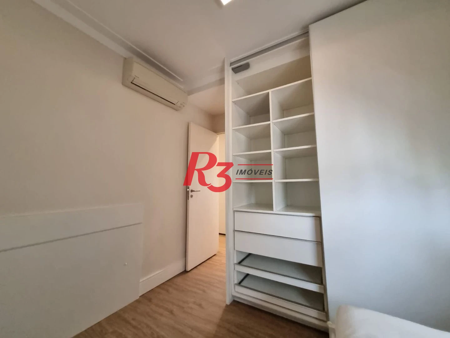 Excelente apartamento para locação mobiliado e decorado, 2 vagas,  em Santos, na quadra da praia, com 3 quartos, sacada gourmet e lazer completo!!