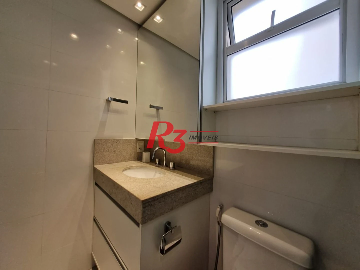 Excelente apartamento para locação mobiliado e decorado, 2 vagas,  em Santos, na quadra da praia, com 3 quartos, sacada gourmet e lazer completo!!