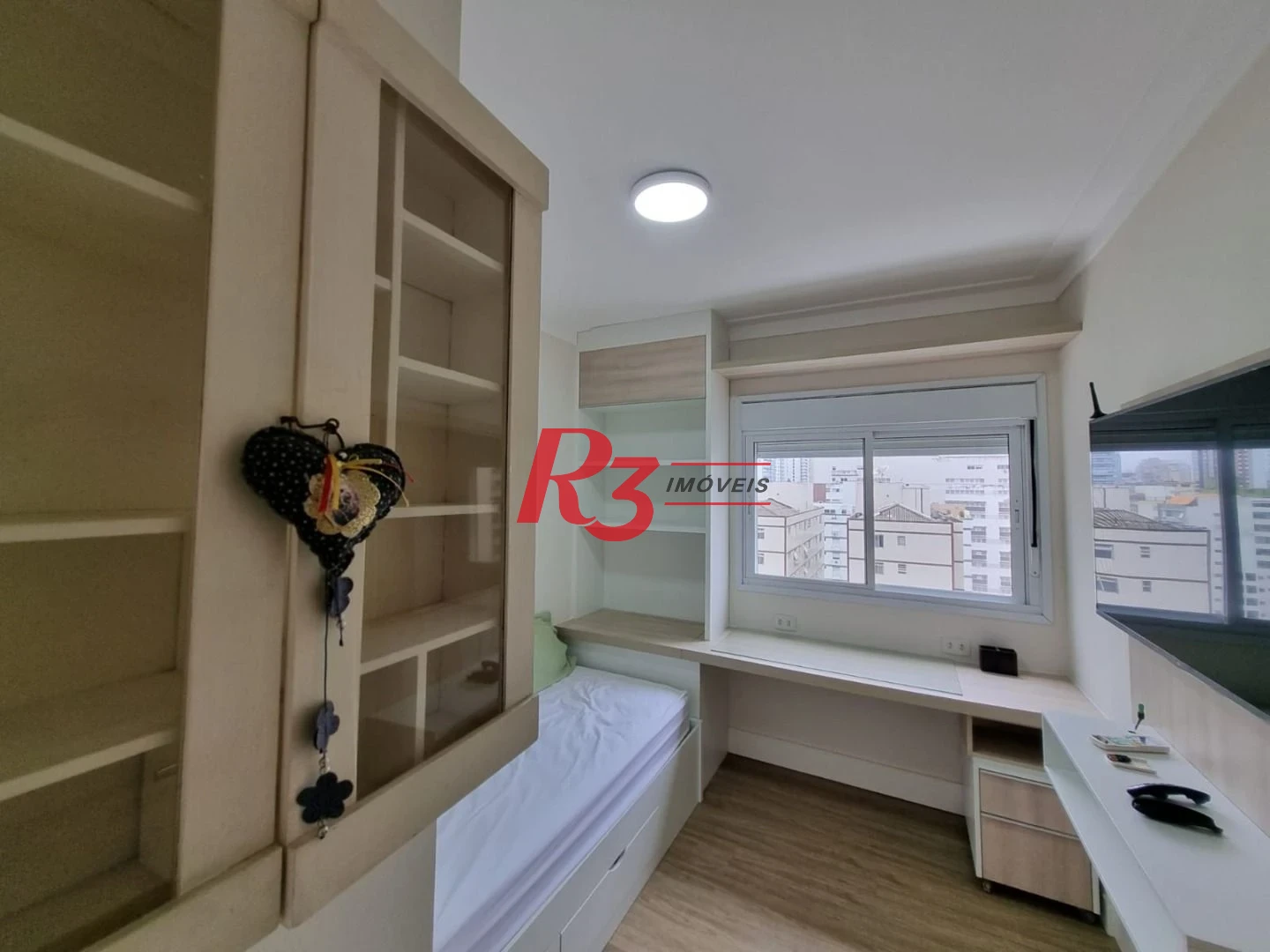 Excelente apartamento para locação mobiliado e decorado, 2 vagas,  em Santos, na quadra da praia, com 3 quartos, sacada gourmet e lazer completo!!