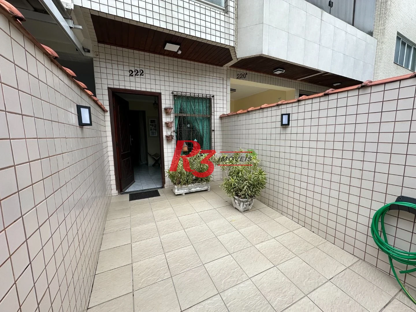 Casa sobreposta à venda 3 quartos suíte 1 vaga Boqueirão Santos