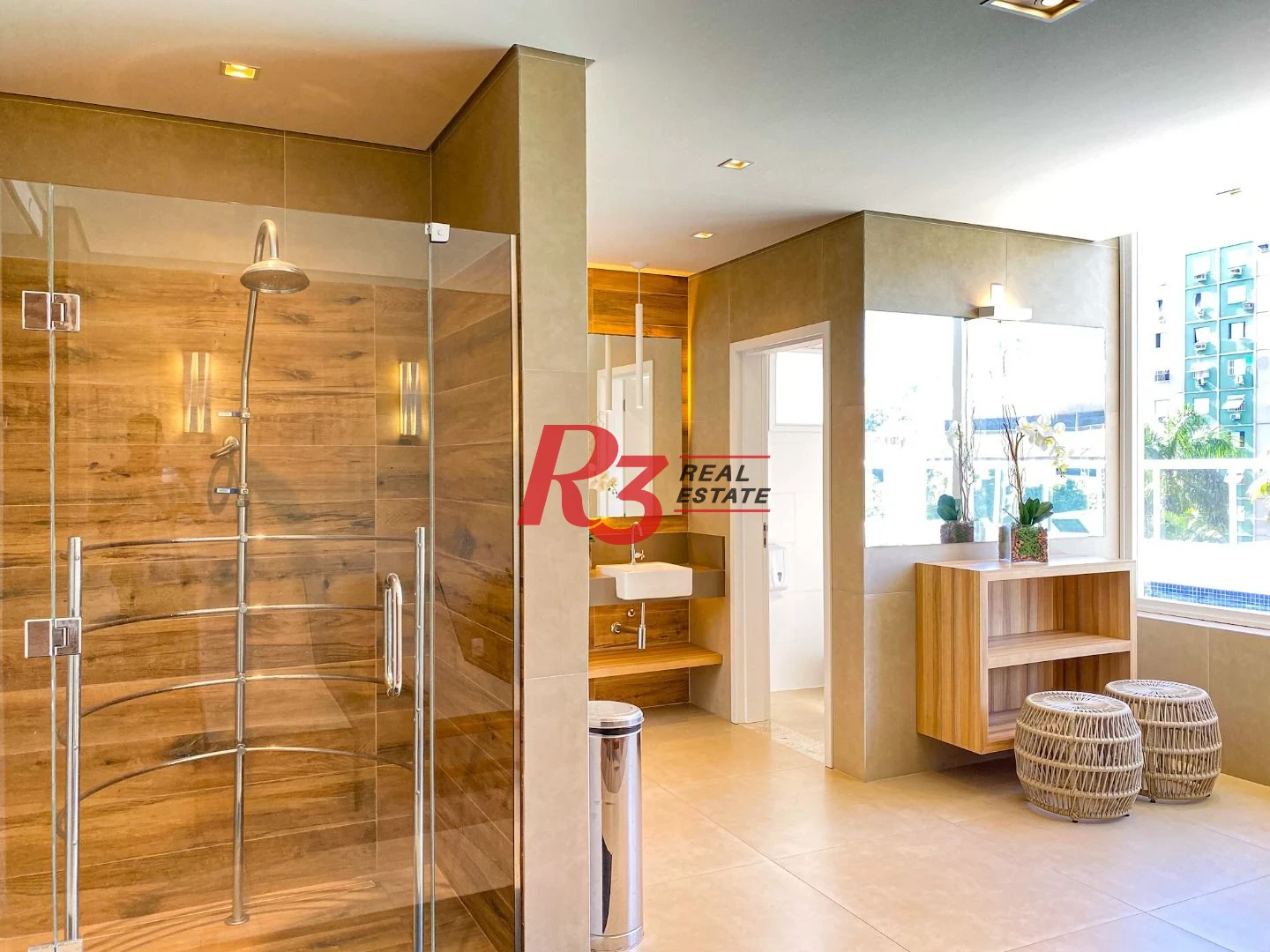 EXECLENTE APARTAMENTO NA APARECIDA, ÓTIMA LOCALIZAÇÃO, DIFERENCIADO COM DOUBLE SUÍTE NO QUARTO CASAL, VARANDA E PLANEJADOS