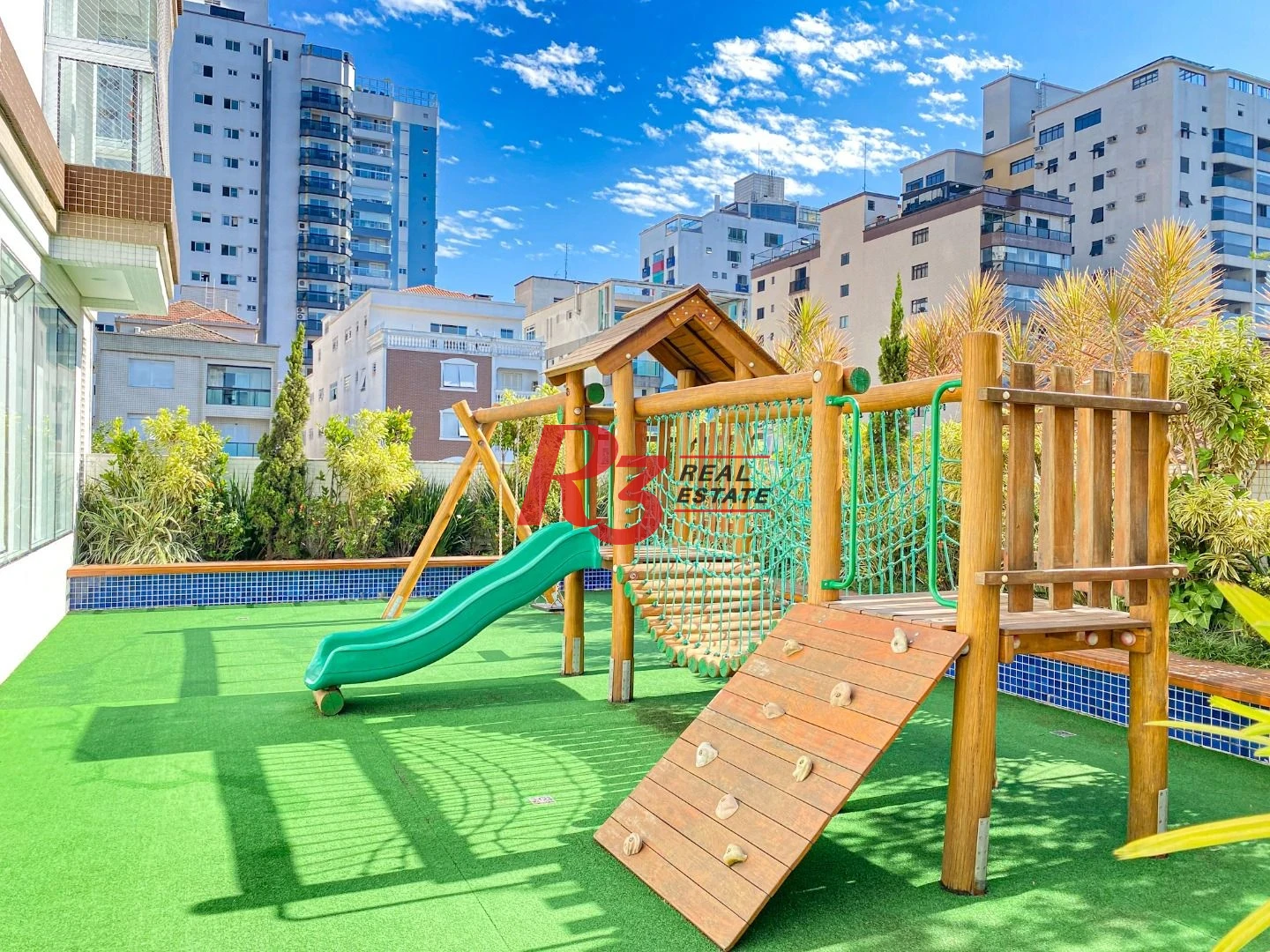 EXECLENTE APARTAMENTO NA APARECIDA, ÓTIMA LOCALIZAÇÃO, DIFERENCIADO COM DOUBLE SUÍTE NO QUARTO CASAL, VARANDA E PLANEJADOS