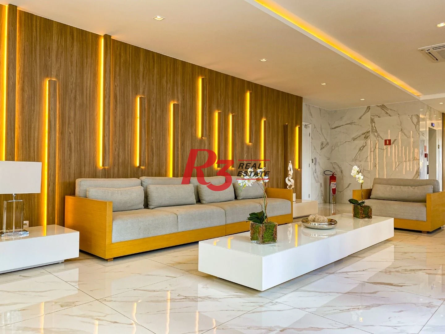 EXECLENTE APARTAMENTO NA APARECIDA, ÓTIMA LOCALIZAÇÃO, DIFERENCIADO COM DOUBLE SUÍTE NO QUARTO CASAL, VARANDA E PLANEJADOS