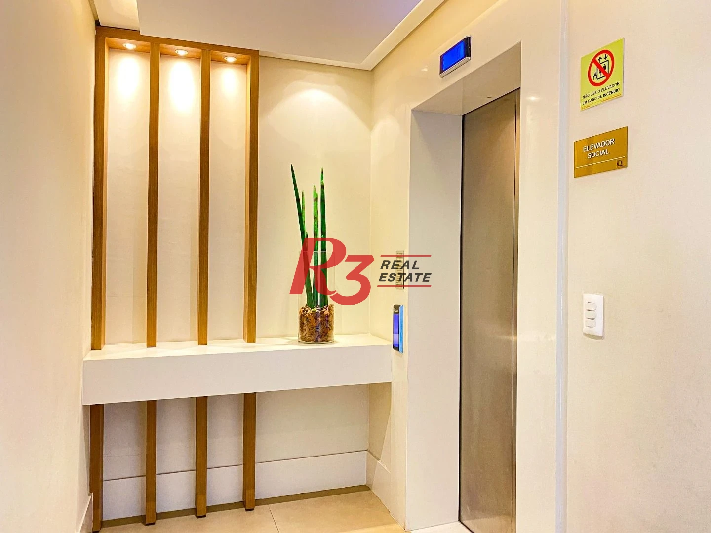 EXECLENTE APARTAMENTO NA APARECIDA, ÓTIMA LOCALIZAÇÃO, DIFERENCIADO COM DOUBLE SUÍTE NO QUARTO CASAL, VARANDA E PLANEJADOS