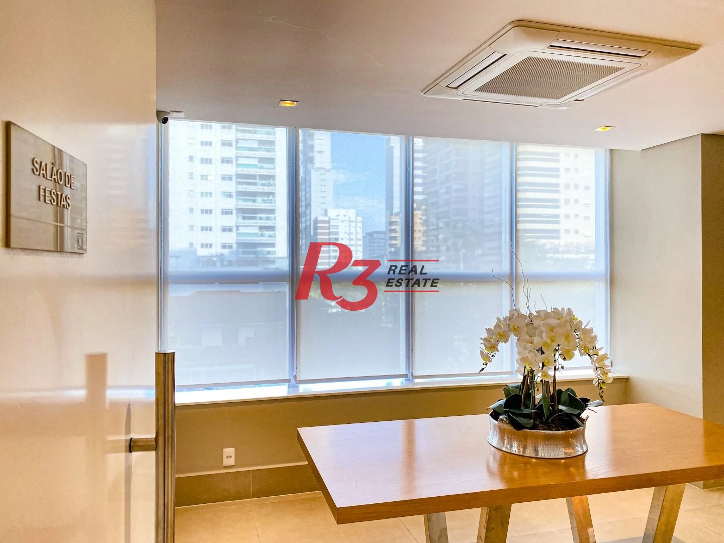 EXECLENTE APARTAMENTO NA APARECIDA, ÓTIMA LOCALIZAÇÃO, DIFERENCIADO COM DOUBLE SUÍTE NO QUARTO CASAL, VARANDA E PLANEJADOS