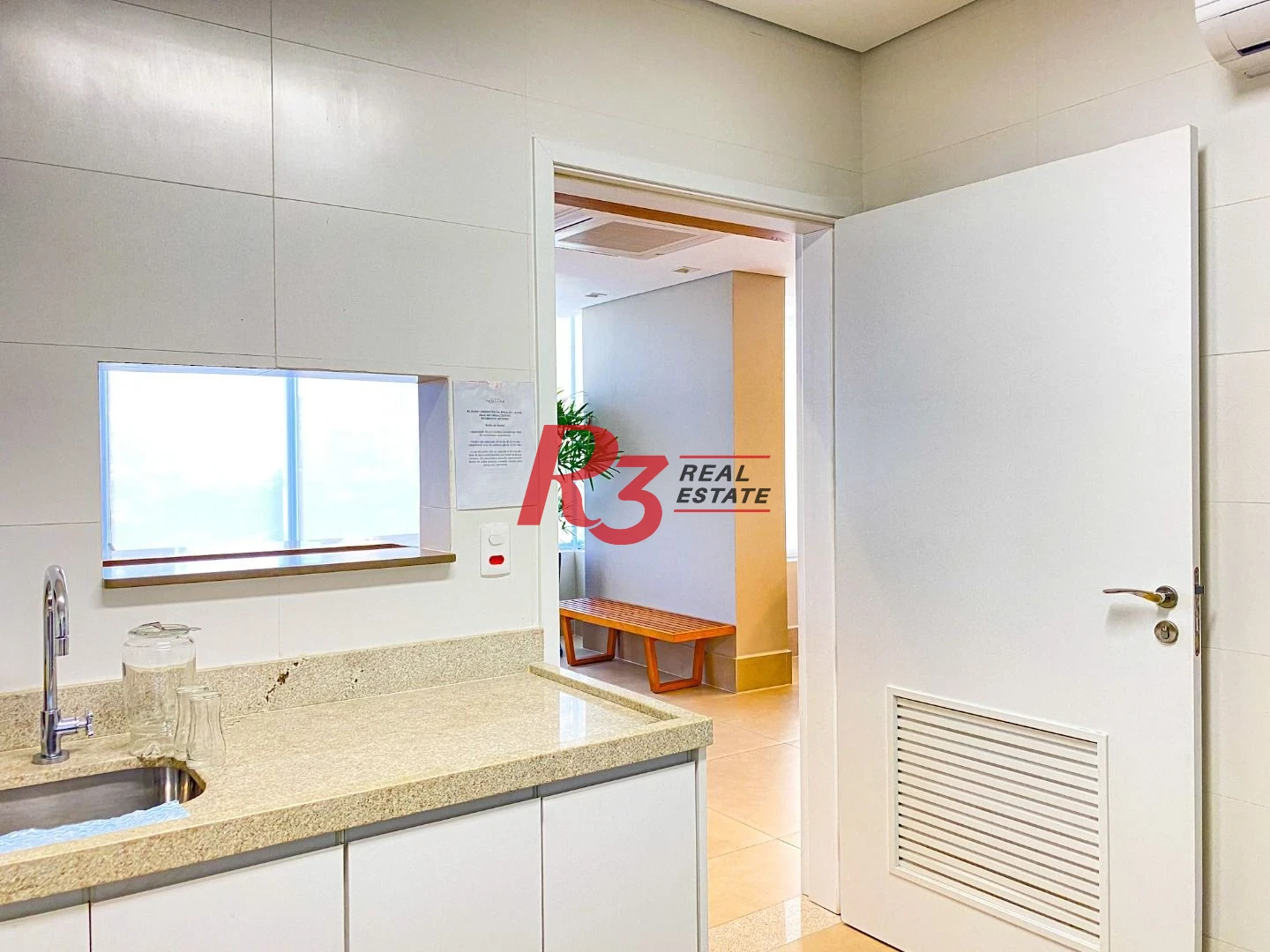 EXECLENTE APARTAMENTO NA APARECIDA, ÓTIMA LOCALIZAÇÃO, DIFERENCIADO COM DOUBLE SUÍTE NO QUARTO CASAL, VARANDA E PLANEJADOS
