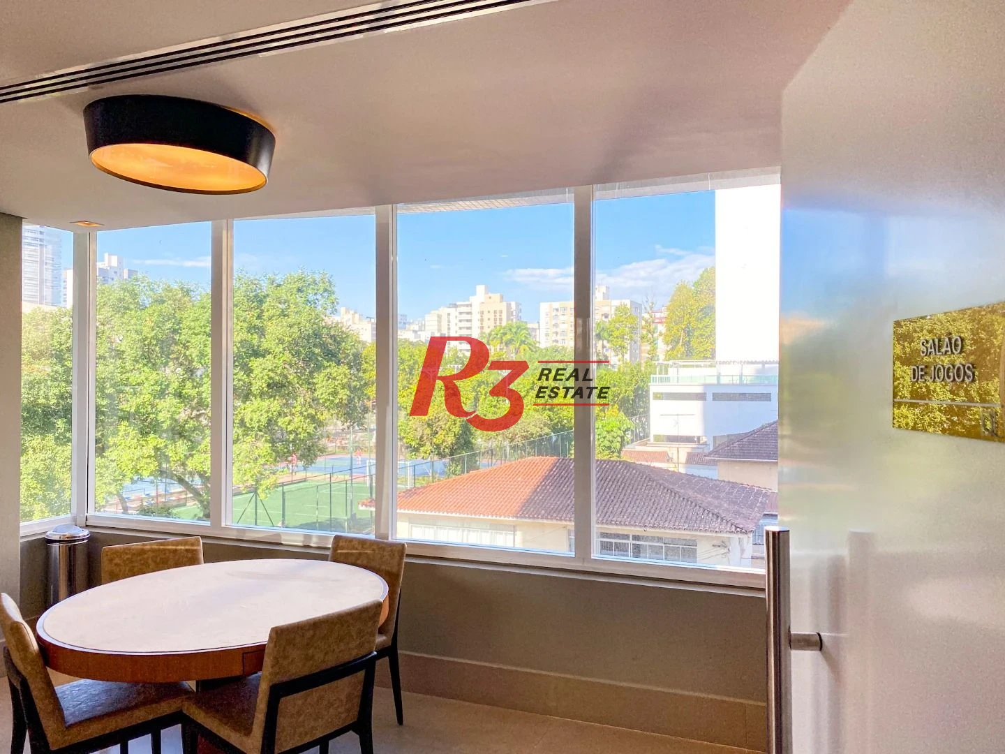 EXECLENTE APARTAMENTO NA APARECIDA, ÓTIMA LOCALIZAÇÃO, DIFERENCIADO COM DOUBLE SUÍTE NO QUARTO CASAL, VARANDA E PLANEJADOS