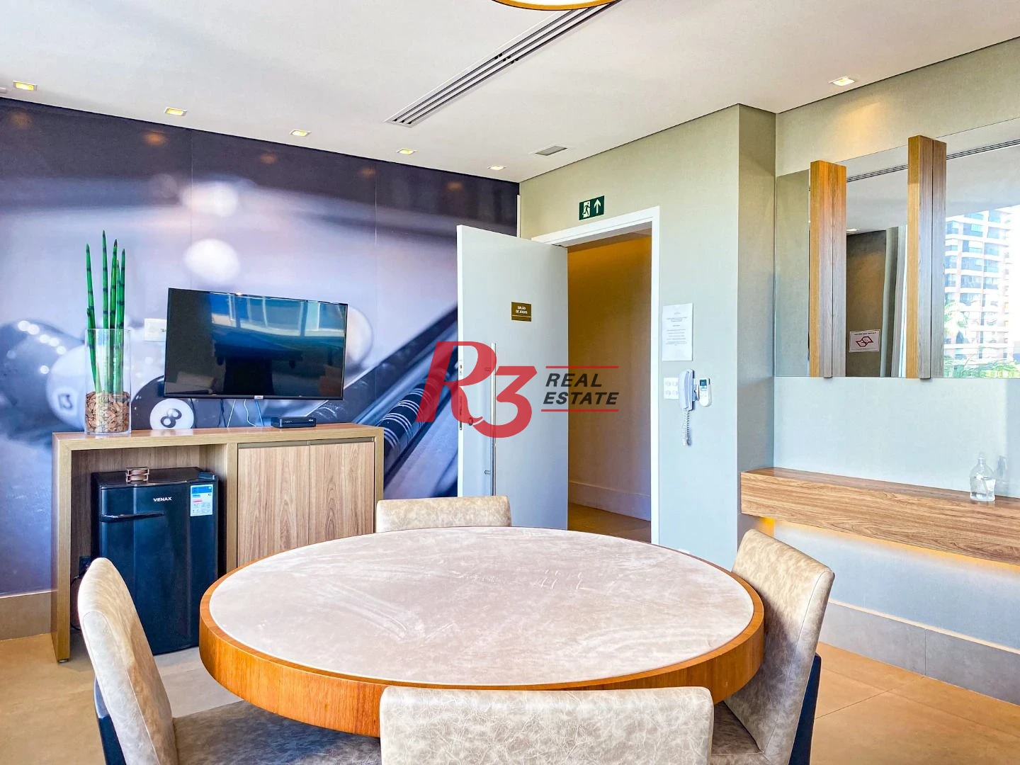 EXECLENTE APARTAMENTO NA APARECIDA, ÓTIMA LOCALIZAÇÃO, DIFERENCIADO COM DOUBLE SUÍTE NO QUARTO CASAL, VARANDA E PLANEJADOS